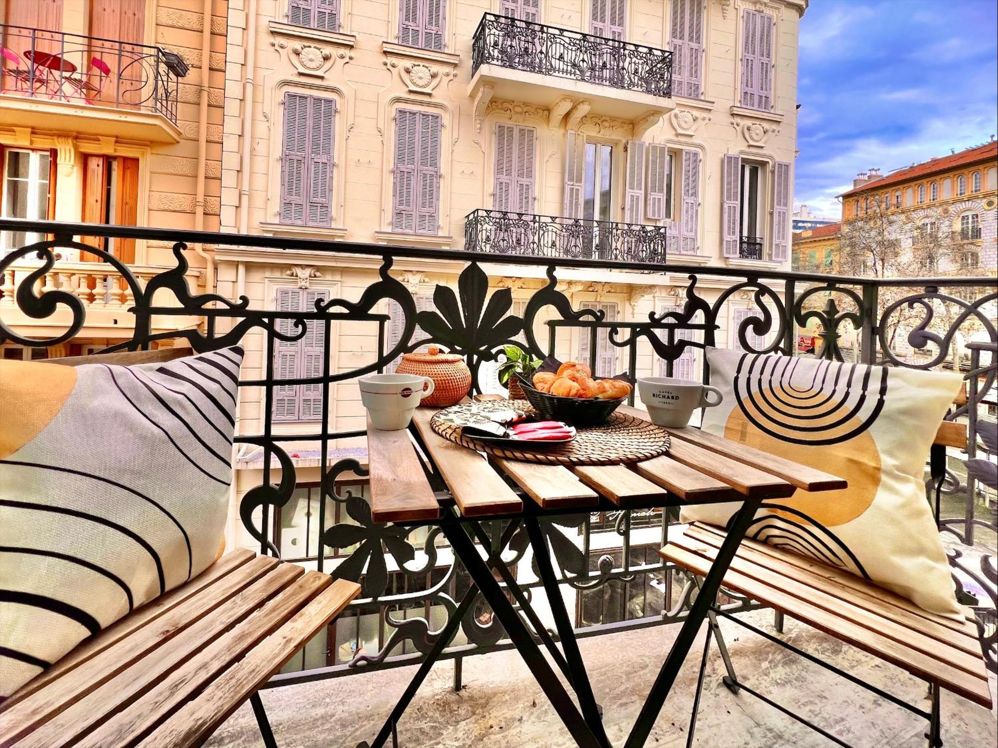 Liberation Center - Private Balcony - 24&7 Reception - Luggage Storage Aparthotel Nice